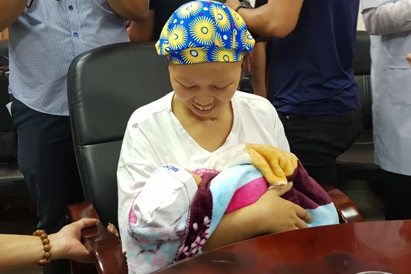 Bé Bình An bụ bẫm xuất viện, mẹ hồi phục diệu kỳ ảnh 3