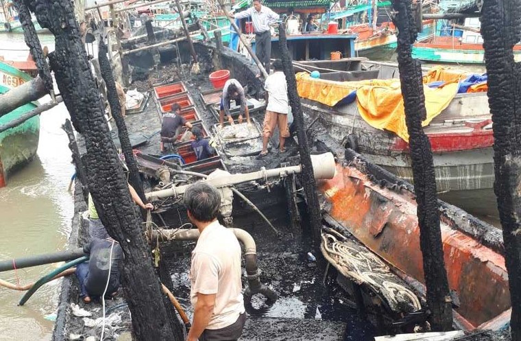3 tàu cá cháy rụi trong đêm khi đang neo đậu ảnh 1