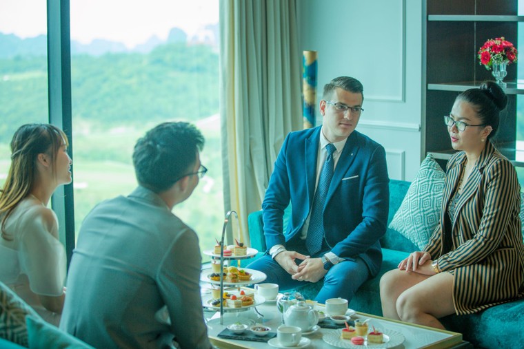 Cận cảnh tiệc trà thượng lưu trên đỉnh kỳ quan thiên nhiên thế giới ảnh 4