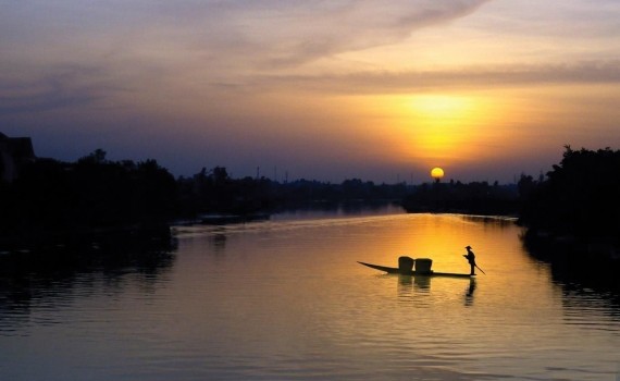 Thái Bình được bao quanh bởi sông nào?