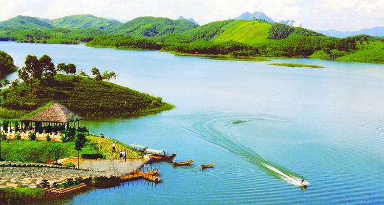 Diện tích mặt hồ Ba Bể là khoảng bao nhiêu hecta?