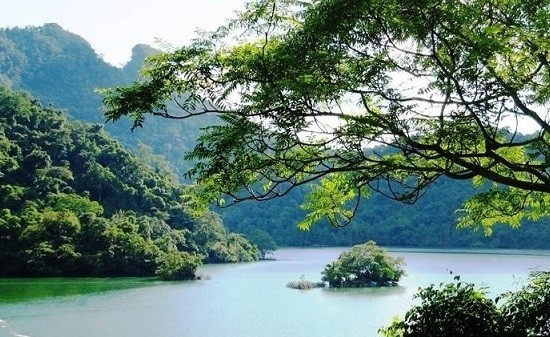 Hồ Ba Bể có bao nhiêu dòng chảy?