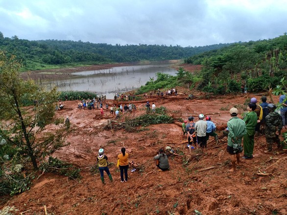 Sạt lở đất vùi lấp 3 người trong một gia đình ảnh 1