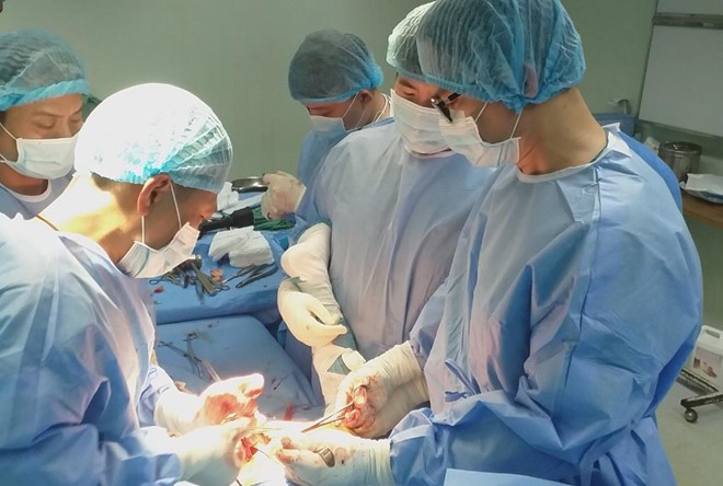 Thay khớp háng thành công cho cụ ông gần trăm tuổi ảnh 1