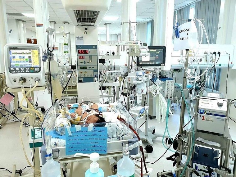 Hít phân su trong bụng mẹ, bé sơ sinh nguy kịch ảnh 1