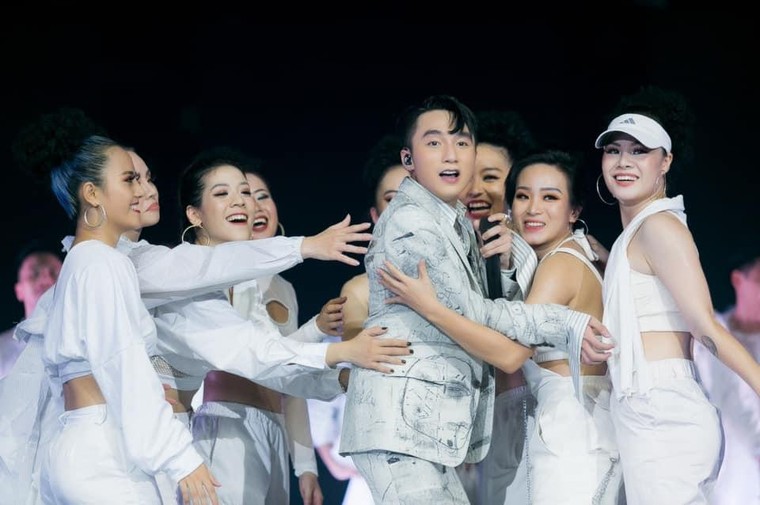 Đạo diễn Việt Tú: ‘Sơn Tùng đã tạo nên lịch sử cho nhạc underground với Sky Tour’ ảnh 3