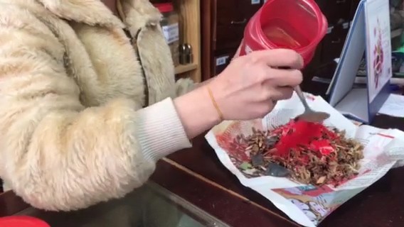 Nhiễm độc thạch tín vì thói quen xông nhà bằng dược liệu ảnh 1