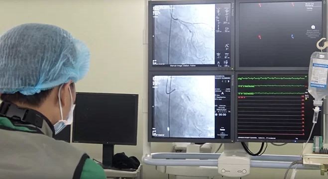 Cứu du khách người Úc bị nhồi máu cơ tim khi đang xuống cầu thang máy bay ảnh 1