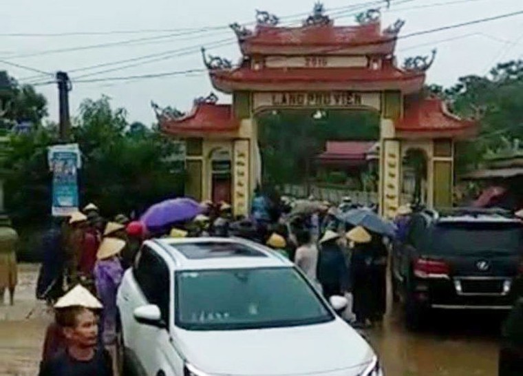 Dân đánh trống báo động, vây bắt nhóm côn đồ đập phá cổng làng ảnh 1