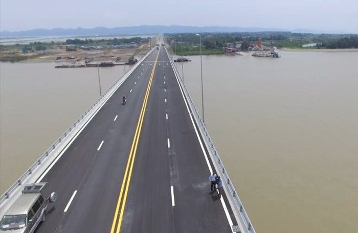 Cầu vượt biển này rộng bao nhiêu mét?