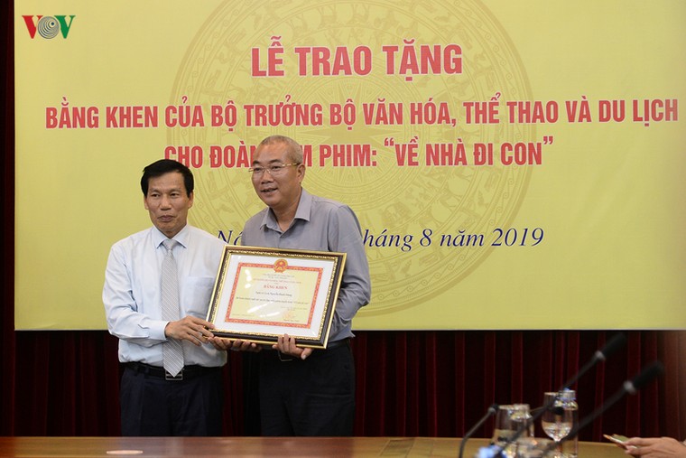 Bộ Văn hóa, Thể thao và Du lịch tặng bằng khen cho đoàn phim 'Về nhà đi con' ảnh 2