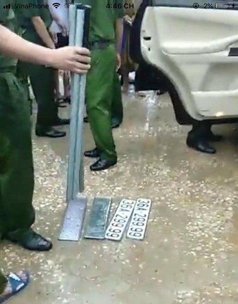 Dân đánh trống báo động, vây bắt nhóm côn đồ đập phá cổng làng ảnh 2