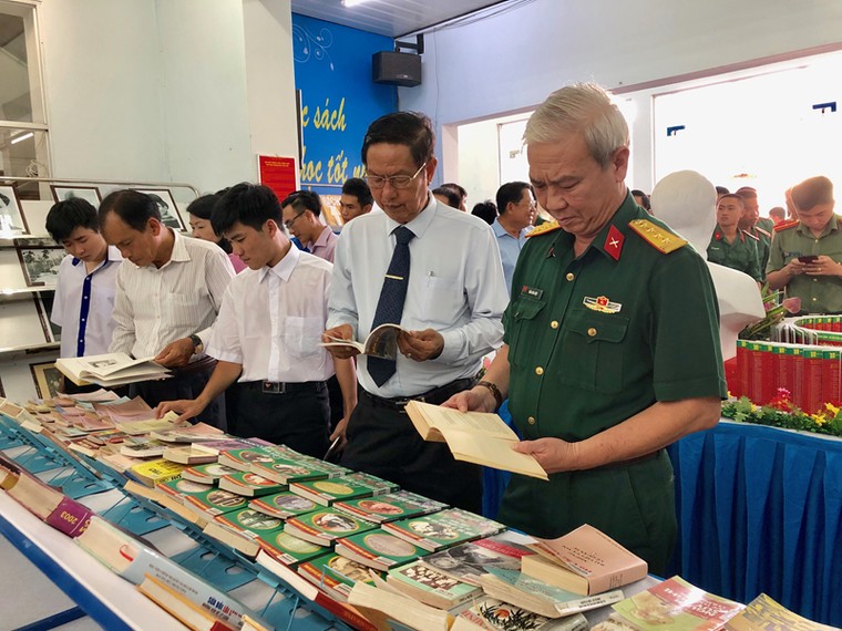 Triển lãm sách ‘Chủ tịch Hồ Chí Minh sống mãi trong sự nghiệp của chúng ta’ ảnh 2