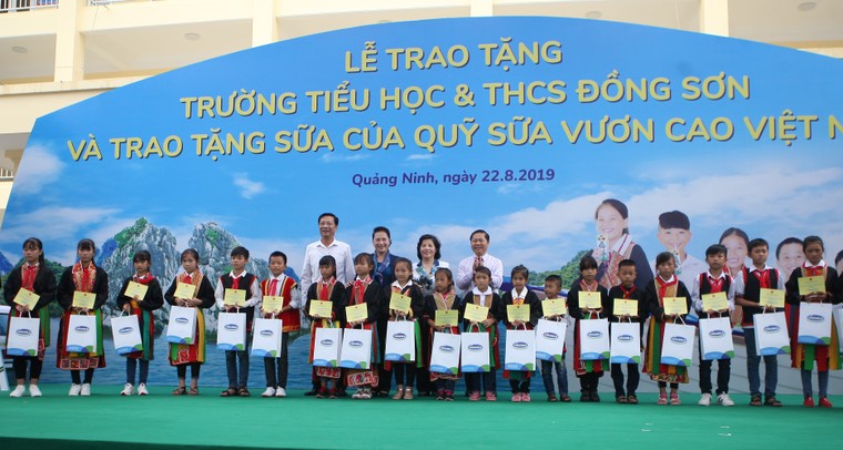 Trẻ em Quảng Ninh đón nhận ngôi trường mới và hơn 71 ngàn ly sữa từ Quỹ sữa Vươn cao Việt Nam ảnh 2