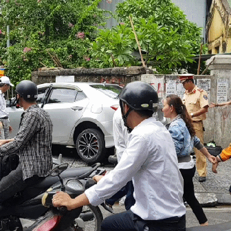 Nữ tài xế nghi đạp nhầm chân ga tông 3 người nhập viện ảnh 1