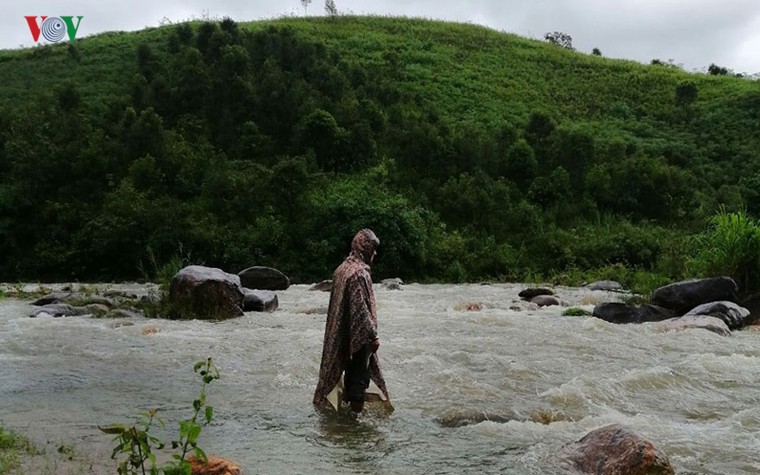 Học sinh vùng sâu tỉnh Kon Tum vẫn chưa thể đến trường vì mưa lũ ảnh 1