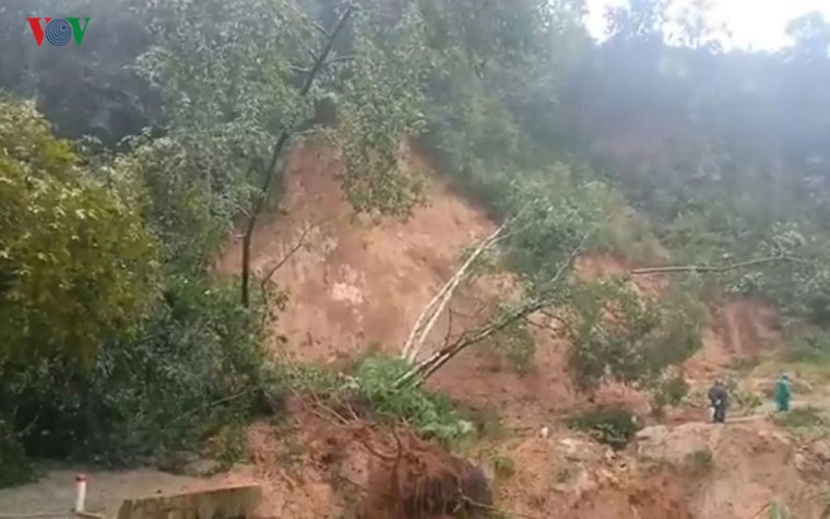 Học sinh vùng sâu tỉnh Kon Tum vẫn chưa thể đến trường vì mưa lũ ảnh 2