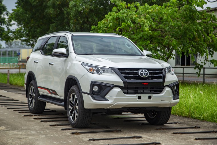Toyota Việt Nam công bố giá bán lẻ mới cho Hilux và Fortuner TRD 2019 ảnh 3