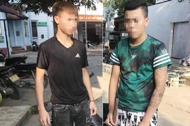 CSGT khống chế 2 đối tượng đi xe máy, vác kiếm ‘giương oai’ trên đường ảnh 1