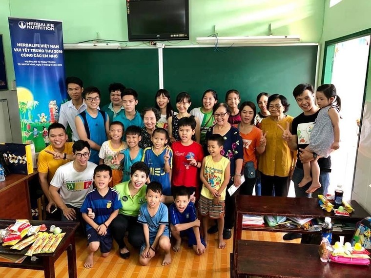 Thành viên độc lập và nhân viên Herbalife Việt Nam tổ chức vui Tết Trung thu cho trẻ em có hoàn cảnh khó khăn ảnh 1