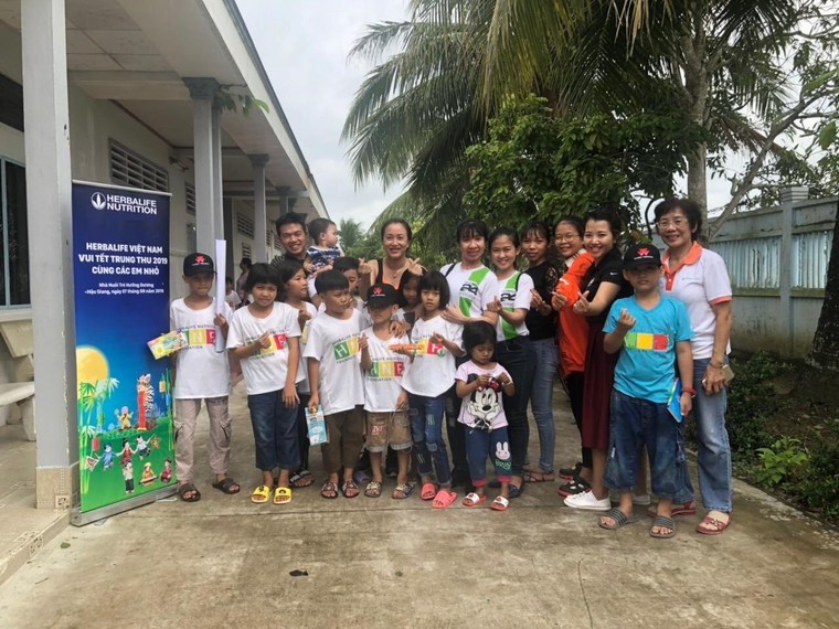 Thành viên độc lập và nhân viên Herbalife Việt Nam tổ chức vui Tết Trung thu cho trẻ em có hoàn cảnh khó khăn ảnh 2