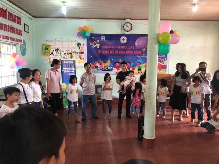 Thành viên độc lập và nhân viên Herbalife Việt Nam tổ chức vui Tết Trung thu cho trẻ em có hoàn cảnh khó khăn ảnh 3