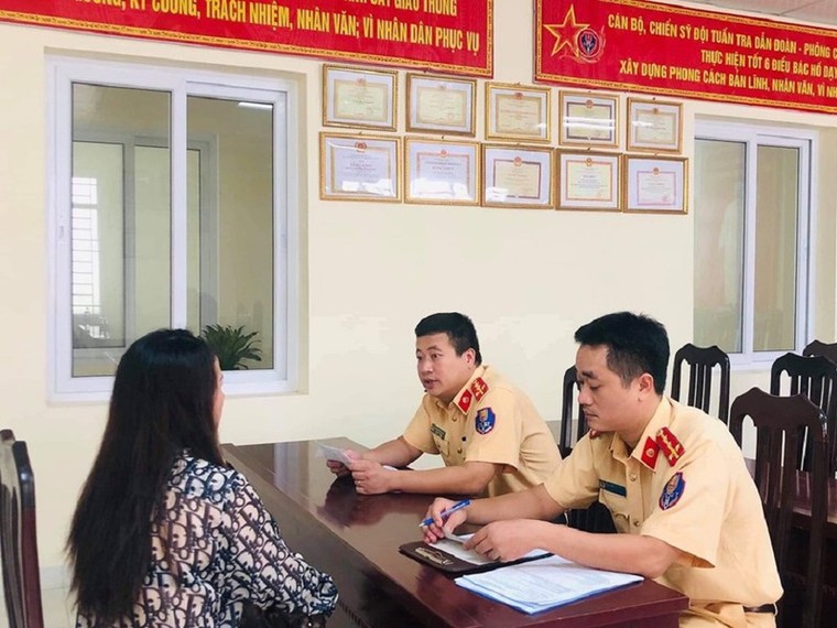 Nữ tài xế bị tước bằng lái vì không nhường đường cho xe ưu tiên ảnh 1