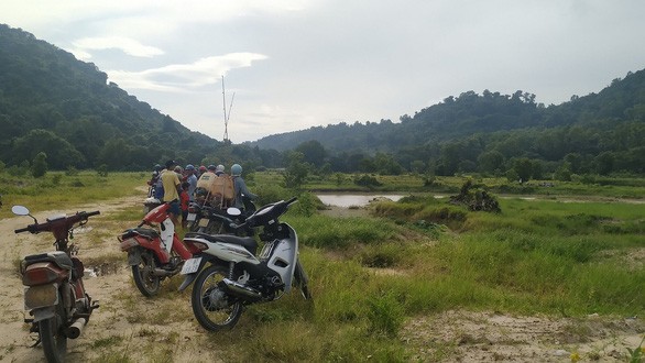 Rủ nhau đi tắm hồ, 3 học sinh tiểu học đuối nước thương tâm ảnh 1