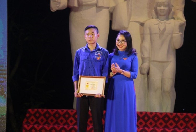 Bộ trưởng Bộ GD&ĐT tặng bằng khen cho nam sinh dũng cảm cứu người dưới dòng nước lũ ảnh 1