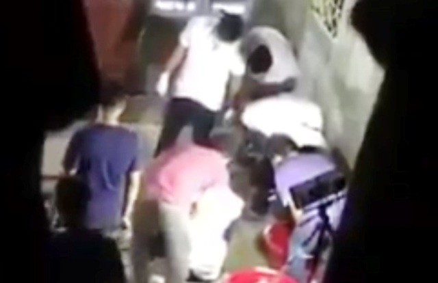 Bỏ ra ngoài sau khi đánh vợ, quay lại vợ đã chết ảnh 1