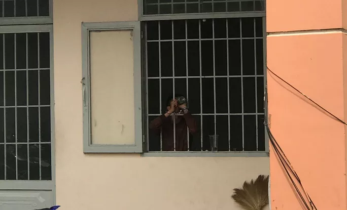 Sự thật về 3 đối tượng xổng khỏi xe bít bùng khi dừng đèn đỏ ảnh 2