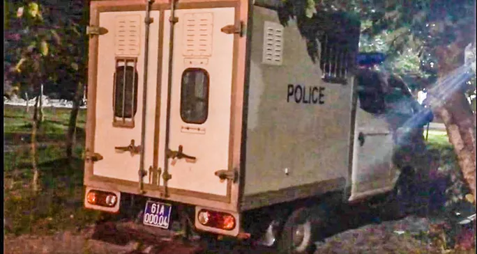 Sự thật về 3 đối tượng xổng khỏi xe bít bùng khi dừng đèn đỏ ảnh 1