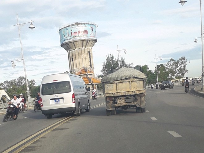 Xử phạt tài xế lái xe biển xanh lấn làn, vượt ẩu ảnh 1