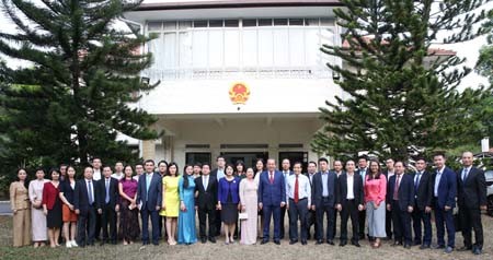 Phó Thủ tướng thăm sứ quán và tọa đàm tại Liên đoàn Sản xuất Singapore ảnh 2