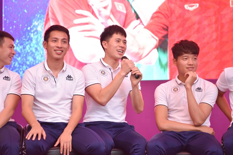 Duy Mạnh được fan tổ chức sinh nhật ở trường THCS Marie Curie ảnh 2