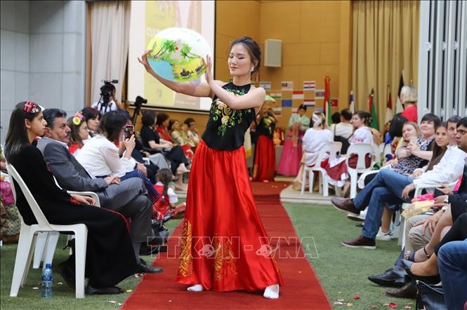 Ấn tượng áo dài Việt Nam trong Ngày hội văn hóa quốc tế tại Nam Phi ảnh 3