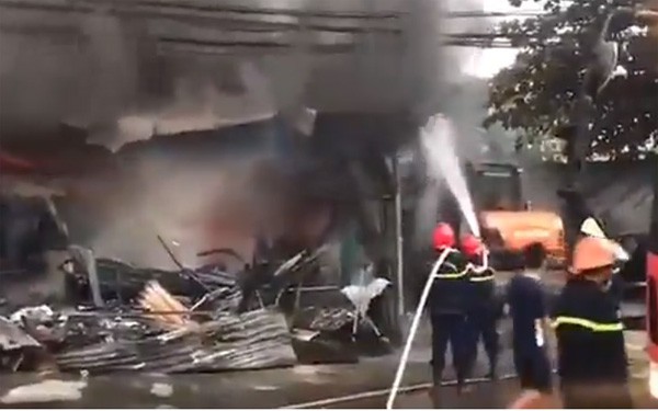 Cháy lớn ở chợ tạm Thanh Hóa, 400 ki-ốt bị thiêu rụi ảnh 1