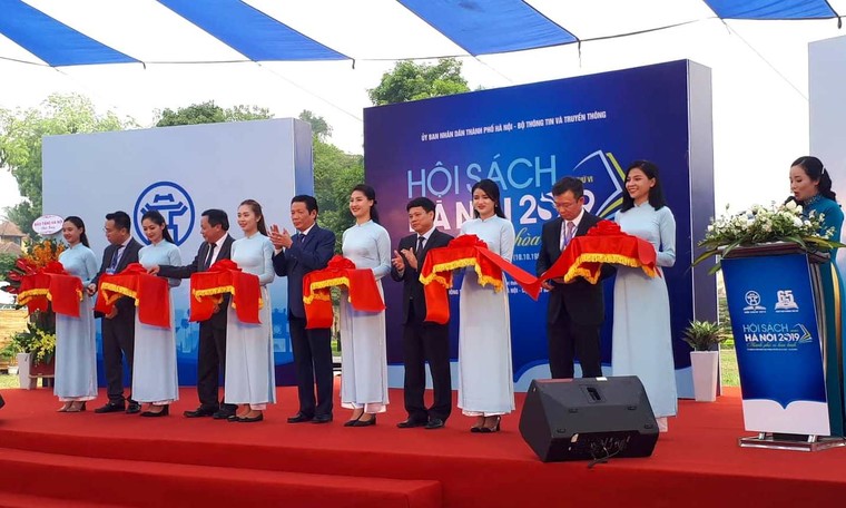 Khai mạc Hội sách ‘Hà Nội – Thành phố vì hòa bình’ ảnh 1