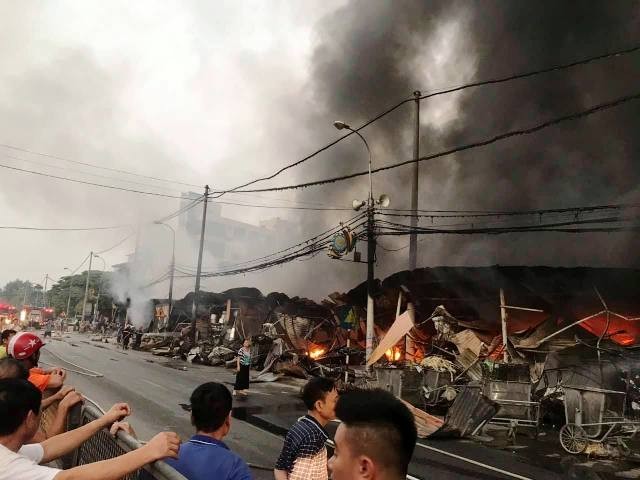 Cháy lớn ở chợ tạm Thanh Hóa, 400 ki-ốt bị thiêu rụi ảnh 2