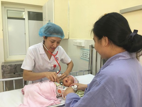 Con nguy kịch vì mẹ uống nước lá cây lợi sữa ảnh 1