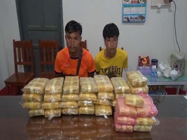 Bắt quả tang 2 đối tượng vận chuyển 200.000 viên ma túy vào Việt Nam ảnh 1