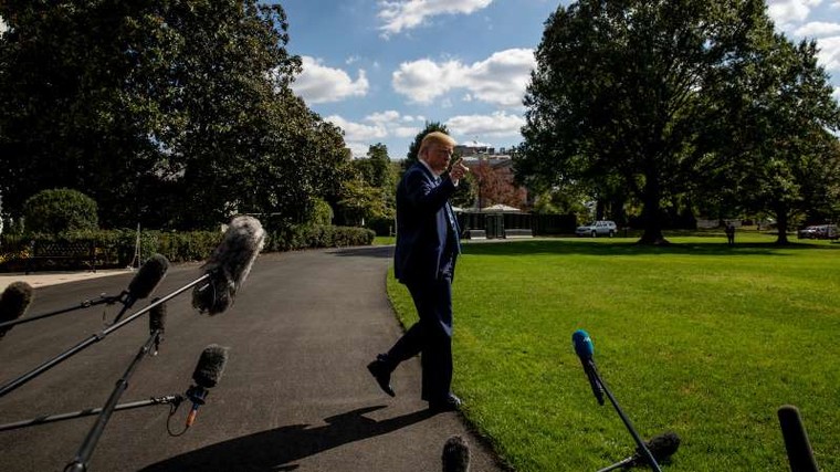 Sắp có thêm quan chức tình báo đứng ra tố giác Tổng thống Trump? ảnh 1