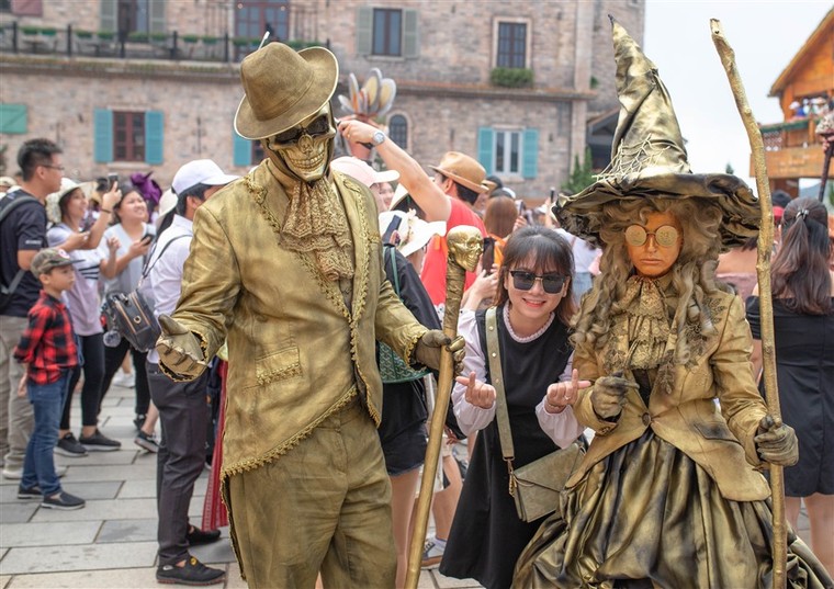 Happy Halloween, du khách Miền Trung Tây Nguyên tiếp tục hưởng mức giá ưu đãi khi tới Bà Nà Hills ảnh 12