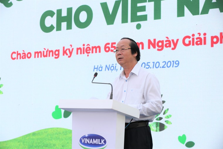 Hơn 60.000 cây xanh và 119.000 ly sữa được Vinamilk dành tặng cho trẻ em Hà Nội ảnh 1