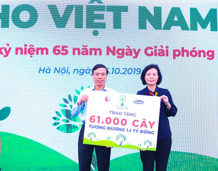 Hơn 60.000 cây xanh và 119.000 ly sữa được Vinamilk dành tặng cho trẻ em Hà Nội ảnh 4
