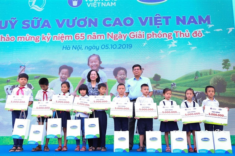 Hơn 60.000 cây xanh và 119.000 ly sữa được Vinamilk dành tặng cho trẻ em Hà Nội ảnh 7