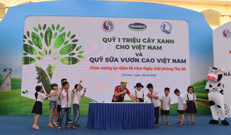 Hơn 60.000 cây xanh và 119.000 ly sữa được Vinamilk dành tặng cho trẻ em Hà Nội ảnh 8