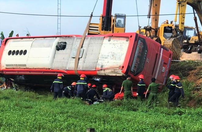 Lật xe giường nằm, hàng chục người thương vong ảnh 1