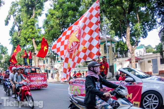 CĐV nhuộm đỏ phố phường, tiếp lửa cho tuyển Việt Nam ảnh 11