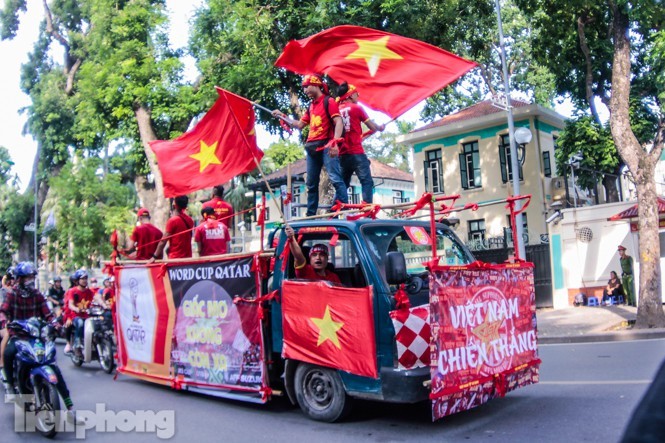 CĐV nhuộm đỏ phố phường, tiếp lửa cho tuyển Việt Nam ảnh 12